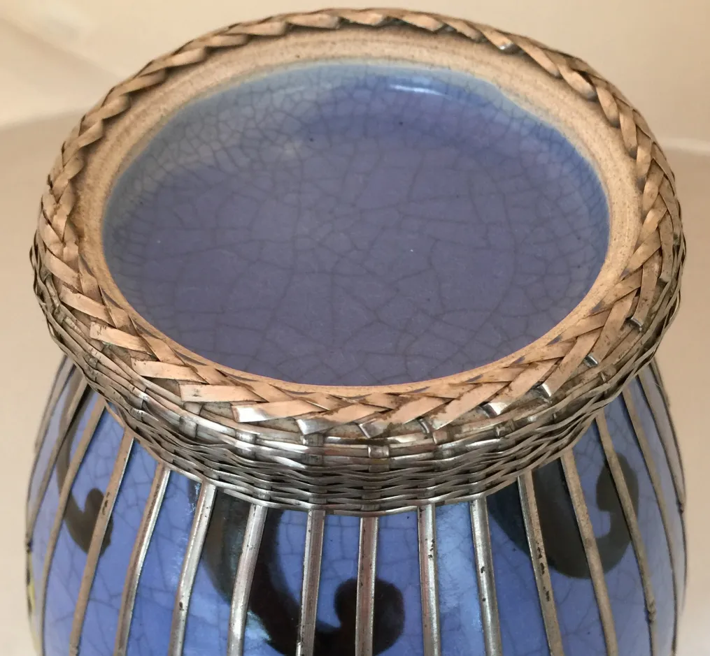 Vaso de cerâmica azul com tampa trançada e detalhes pretos