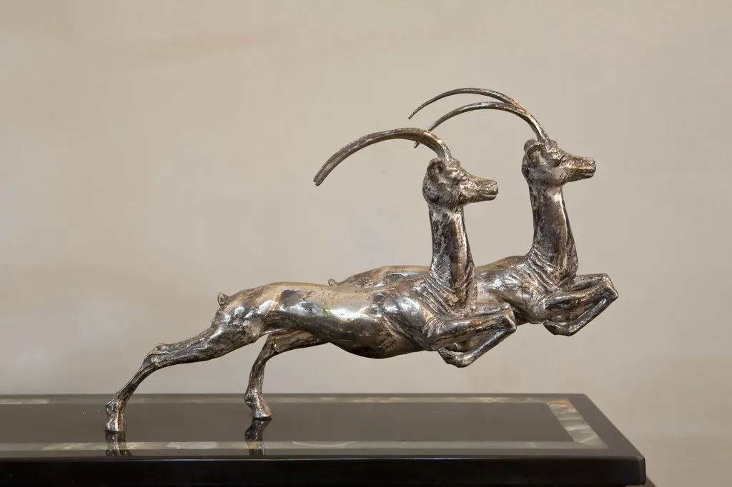 antike Skulptur von zwei laufenden Antilopen, Gennarelli