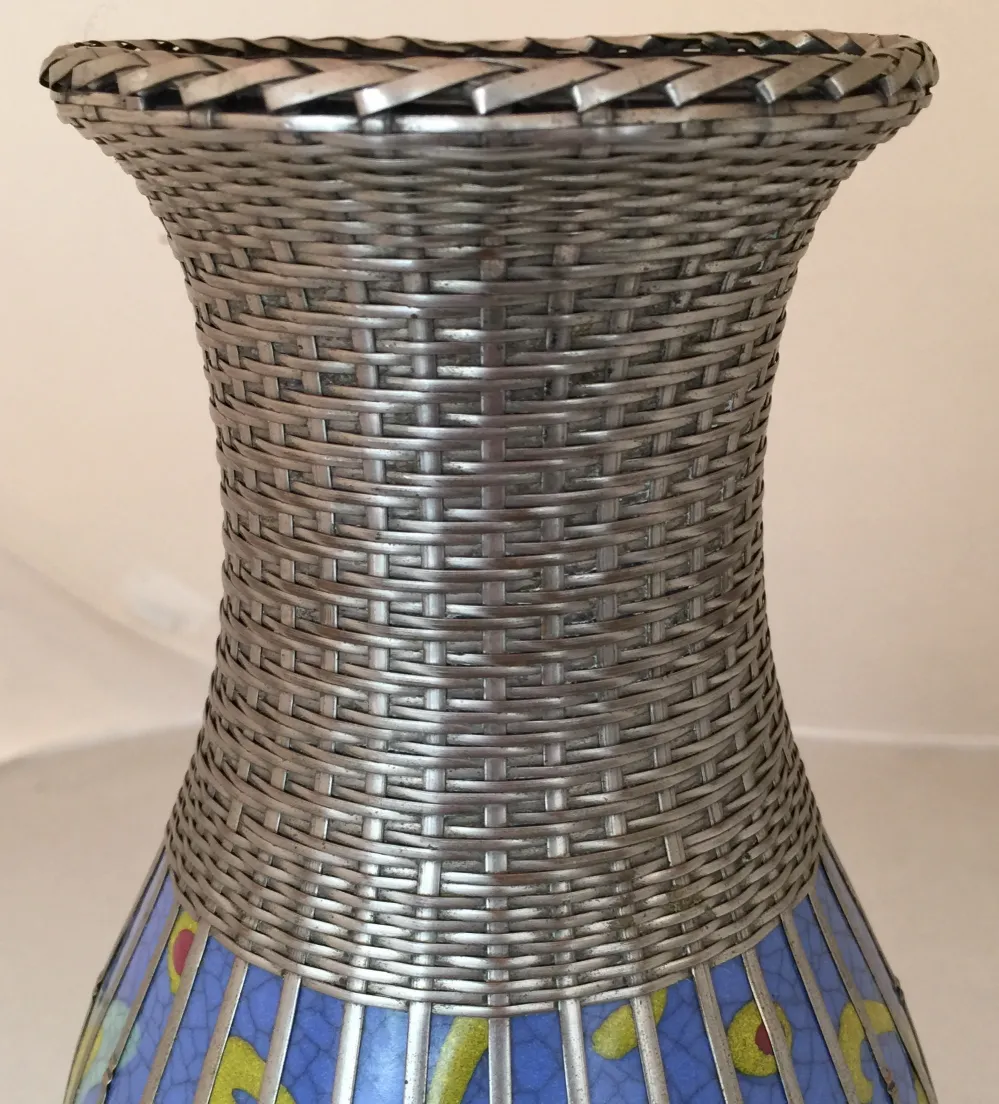 Antike Keramikvase mit buntem Design und gewebter Textur.