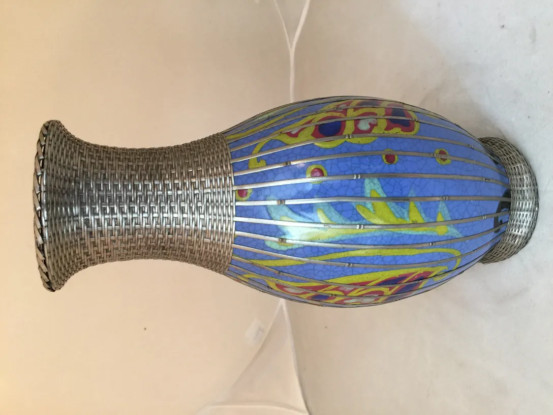 Vaso de cerâmica antigo decorado em azul e amarelo.