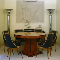 escultura antiga de Amadeo Gennarelli em um ambiente elegante com mesa e cadeiras