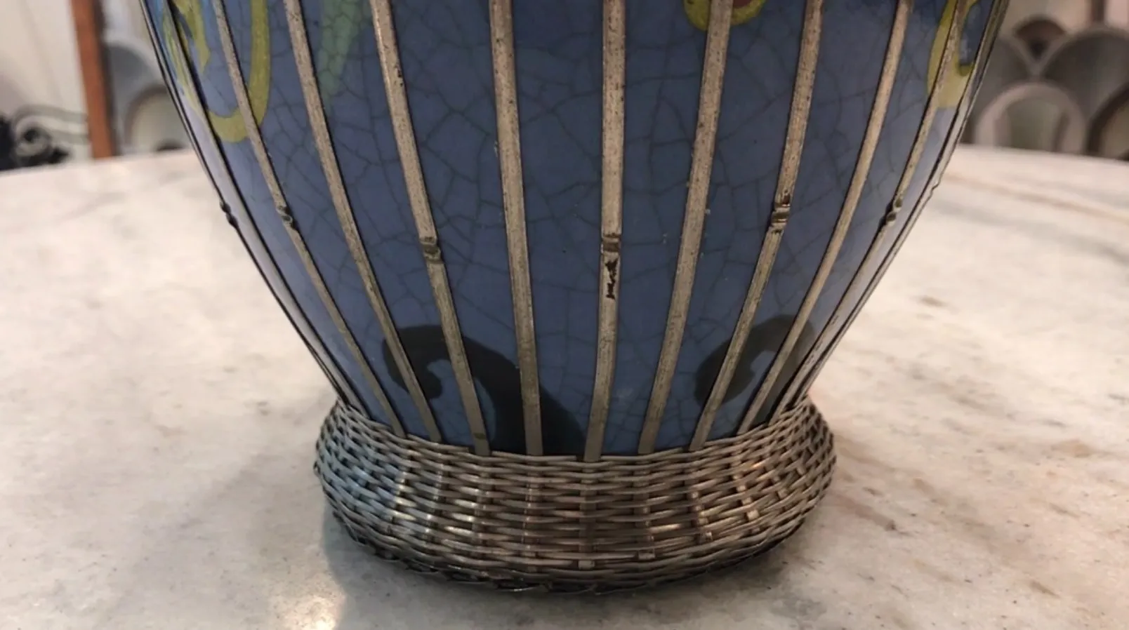 Antik dekorative blaue Keramikvase mit glänzender Oberfläche.