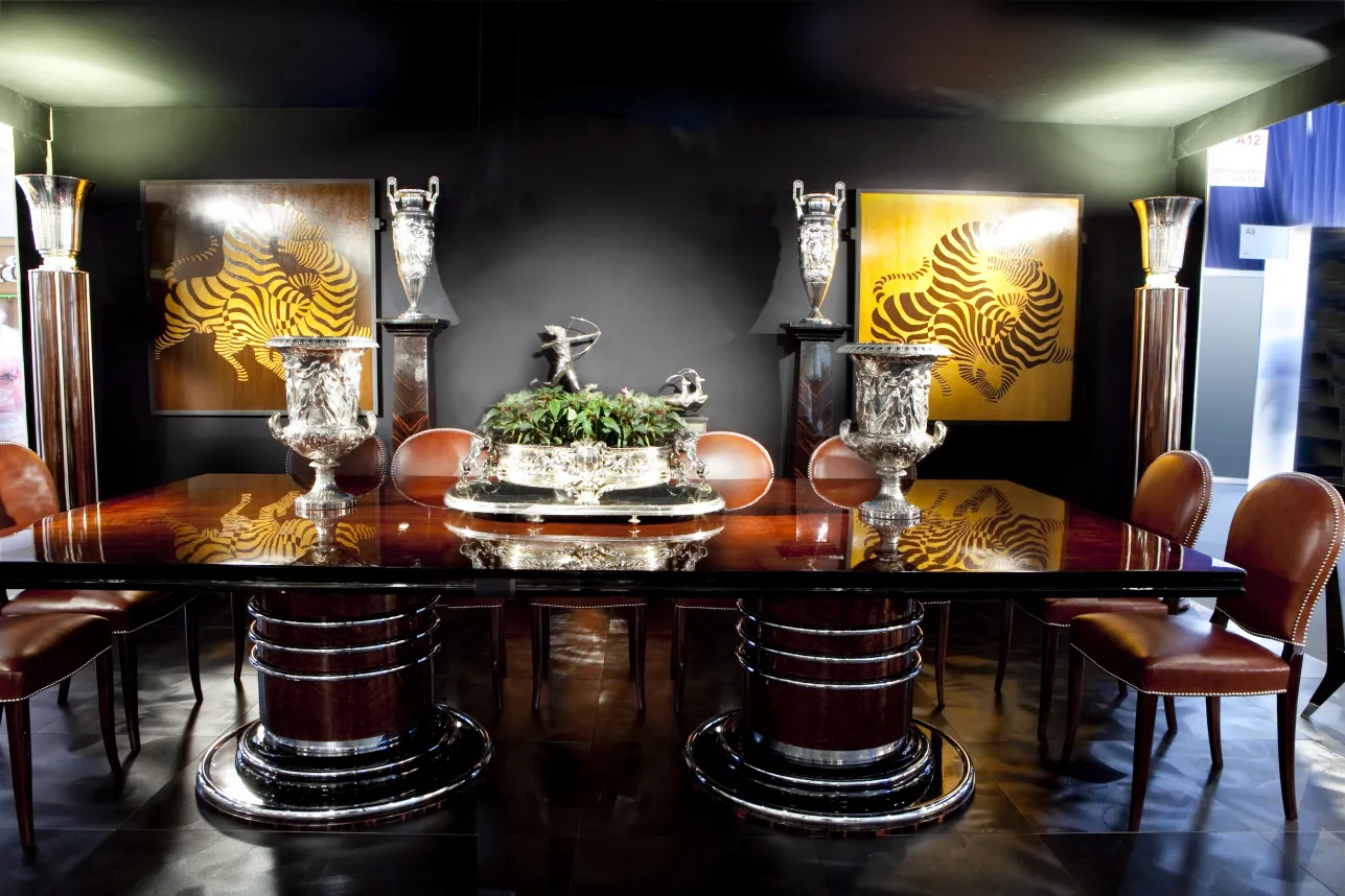 sculpture antique mise en avant sur une élégante table avec des plantes