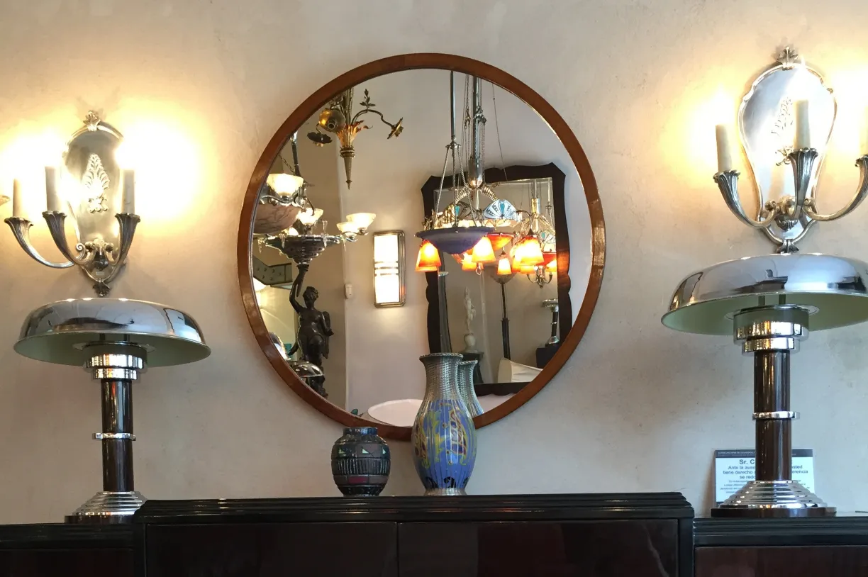 Bella ceramica decorativa antica, forme eleganti e dettagli colorati in un ambiente accogliente.