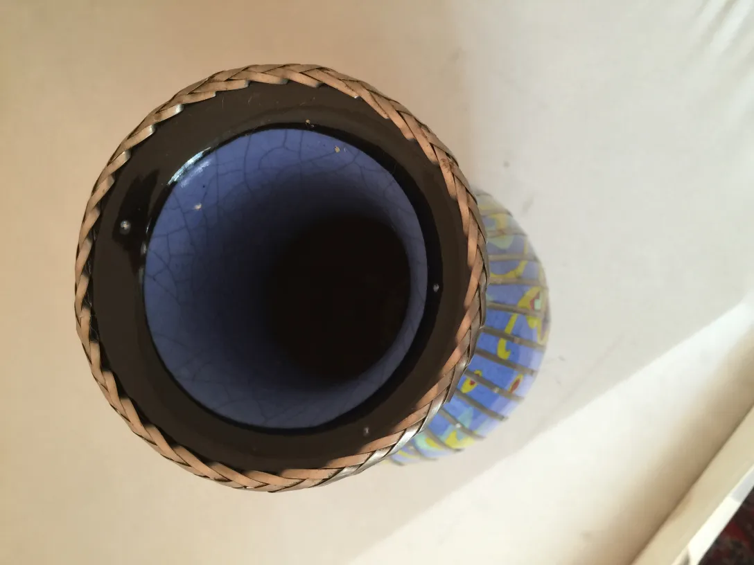 إناء خزفي قديم بتصميم ملون وحافة مضفرة