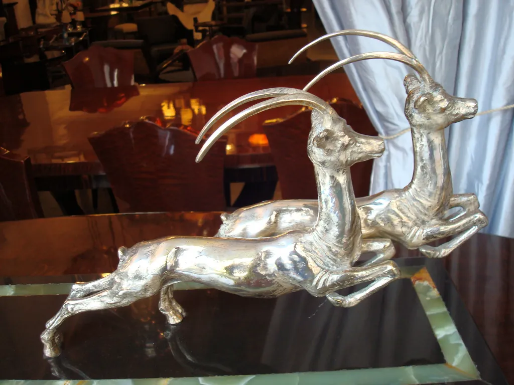 Escultura antiga de Gennarelli mostrando dois cervos dourados.