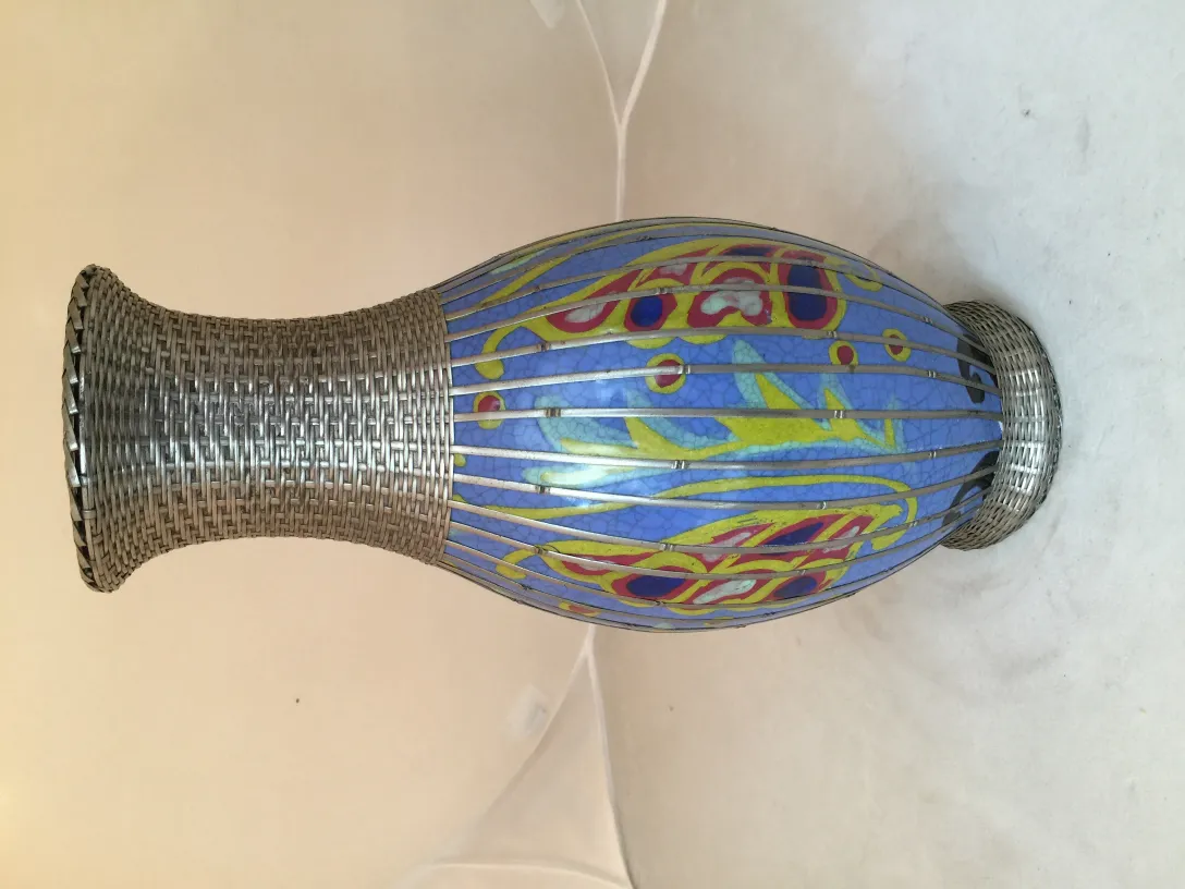 Antiker Keramikvase, bunt mit Blumenmuster, neutrale Umgebung.