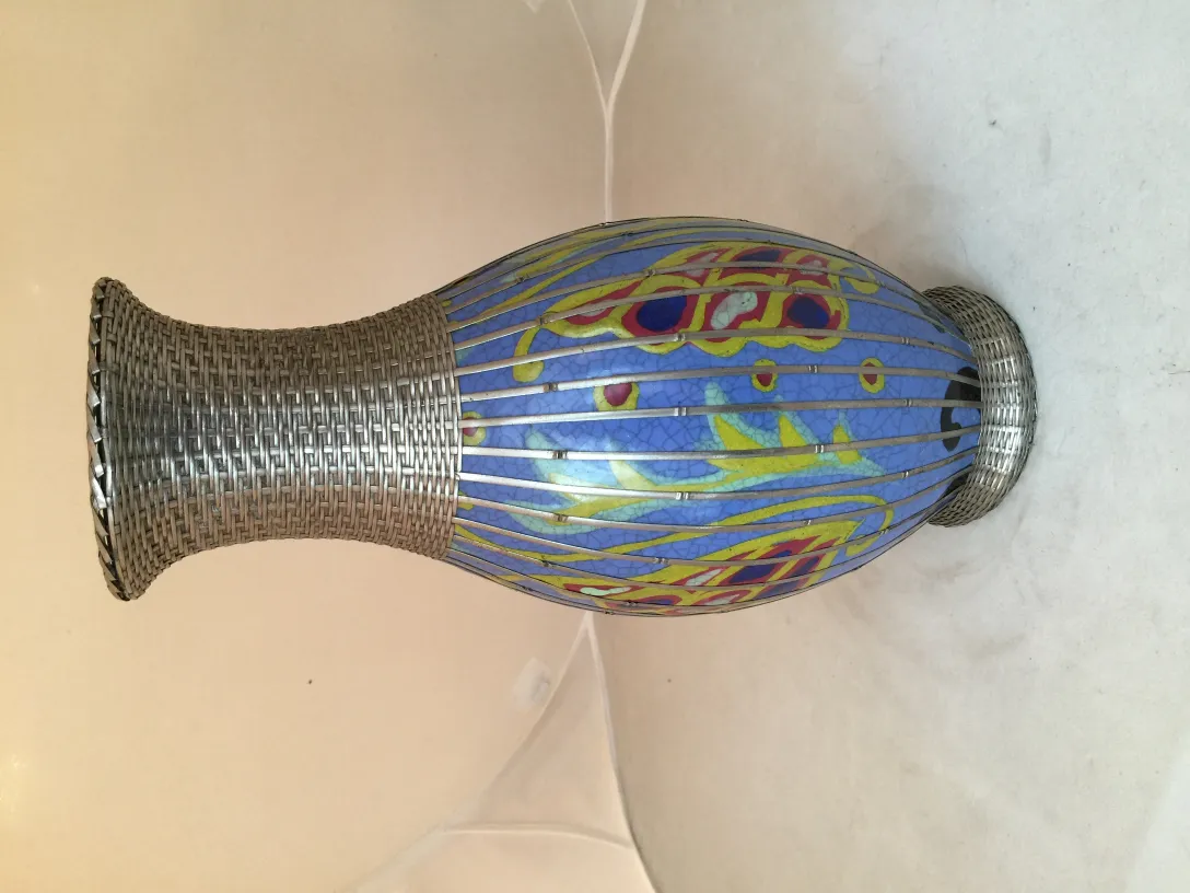 Vase en céramique antique avec des couleurs vives et des motifs