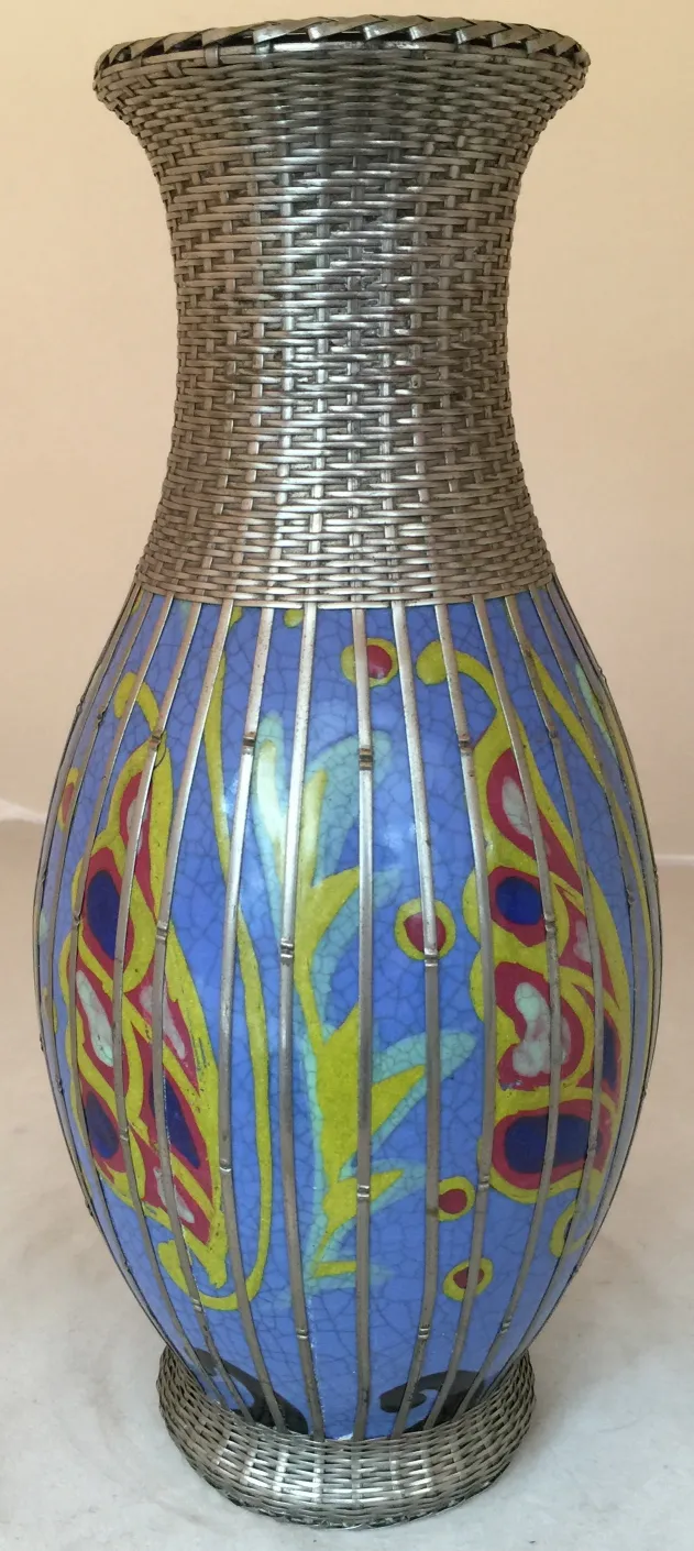 vase ancien en céramique décorative aux teintes bleues et jaunes