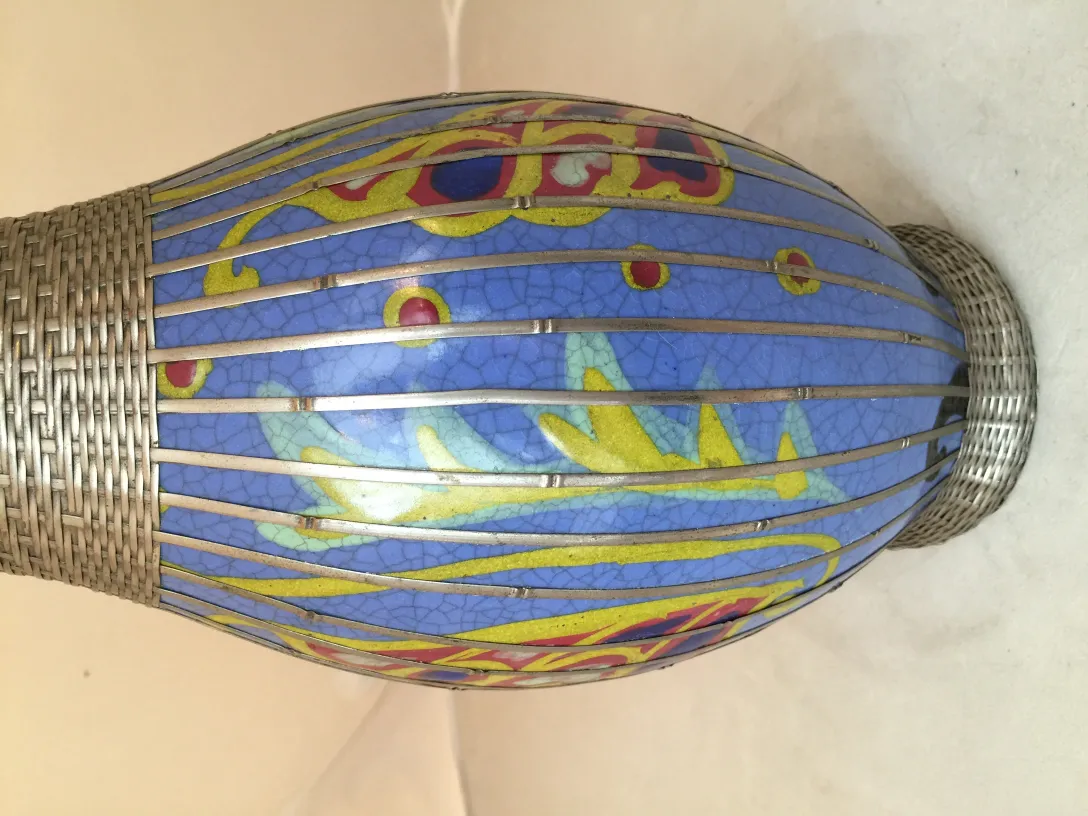 Vaso in ceramica antica con design colorato in blu e giallo, dettagli metallici