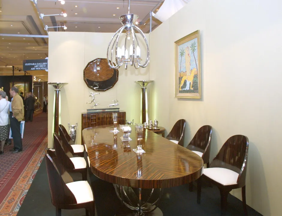 escultura antiga de amadeo gennarelli em um ambiente elegante