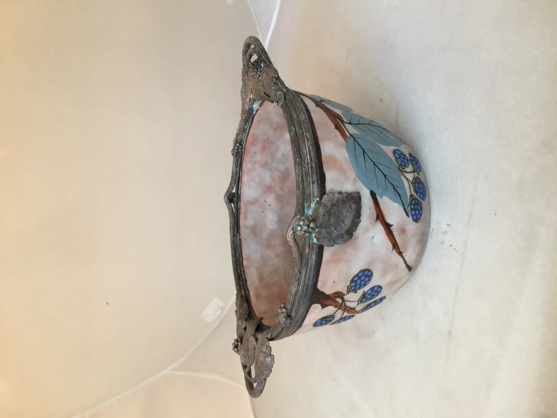 Antike dekorative Keramik mit grünen Blättern und blauen Früchten, elegant und markant