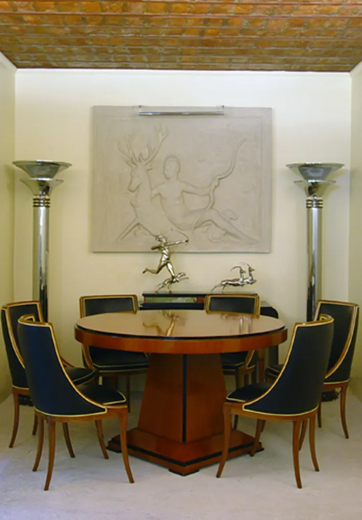 escultura antiga decorativa em um ambiente elegante com cadeiras