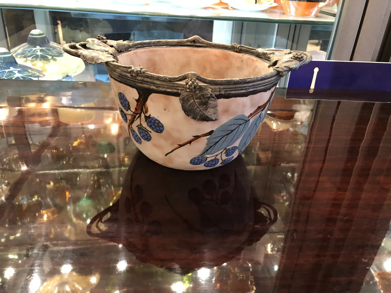 Bella ceramica antica decorata con foglie e bacche, elegante.