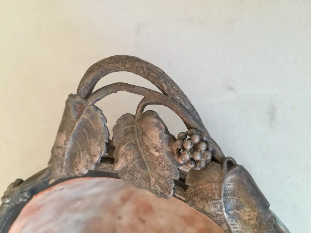 Ceramica antica con foglie e grappoli ben definiti.