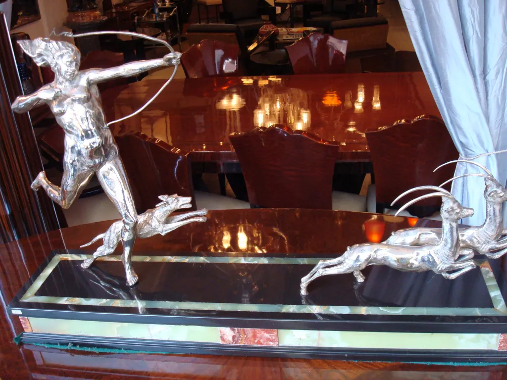 scultura antica di caccia che ritrae un cane e cervi in movimento