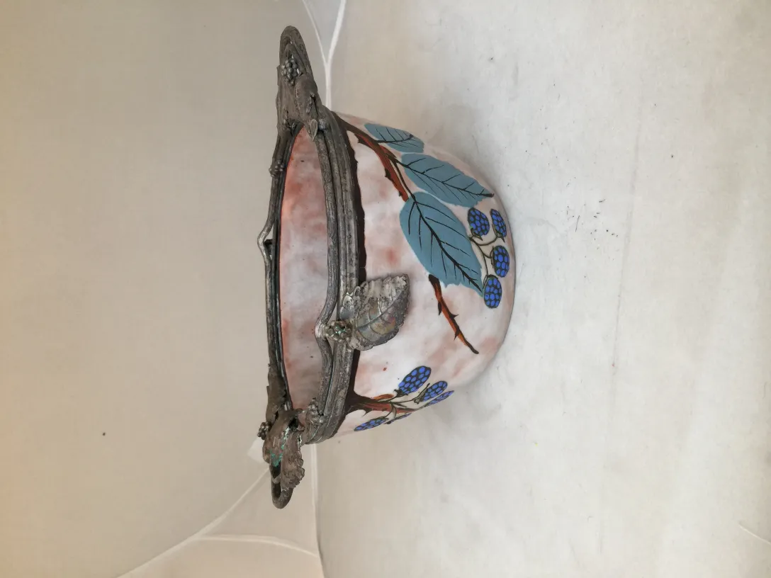 प्राचीन चर्मिका पेड़ों और नीले फलों से सजाई गई।