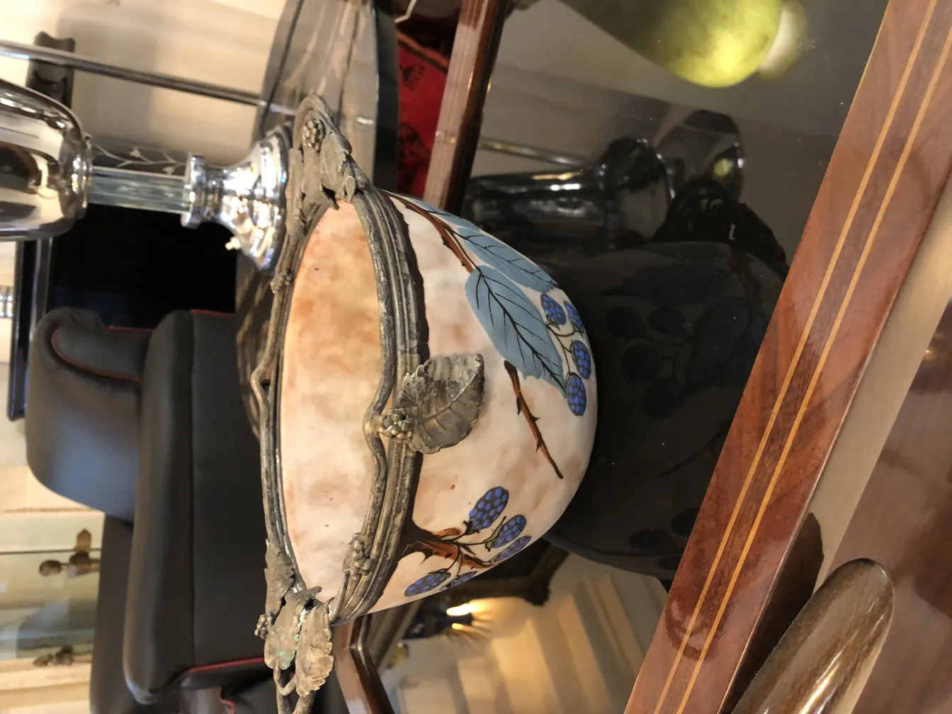 古代陶器、葉とブドウの詳細、エレガントなデザイン。