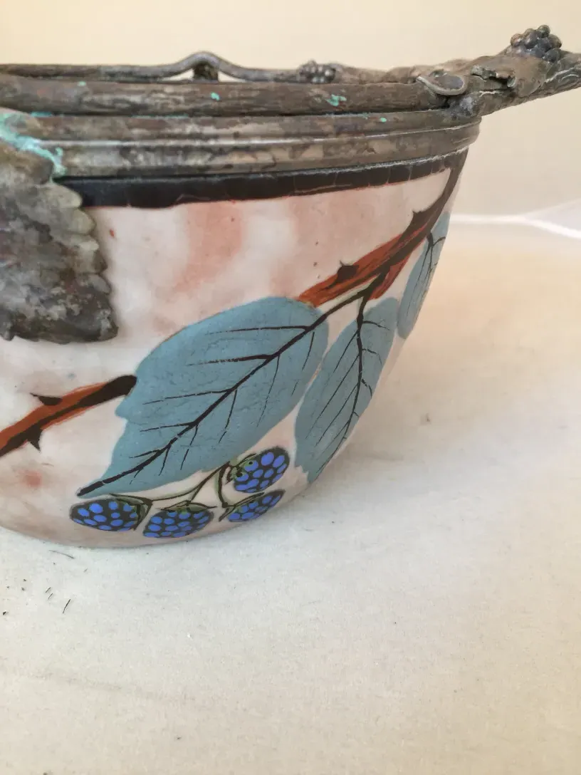 ciotola di ceramica antica decorata con foglie e fiori colorati
