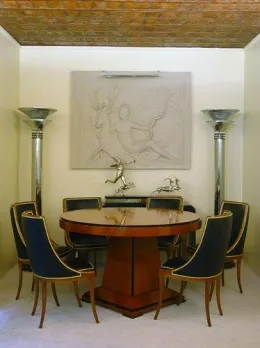 escultura em relevo decorativa na parede, mesa elegante