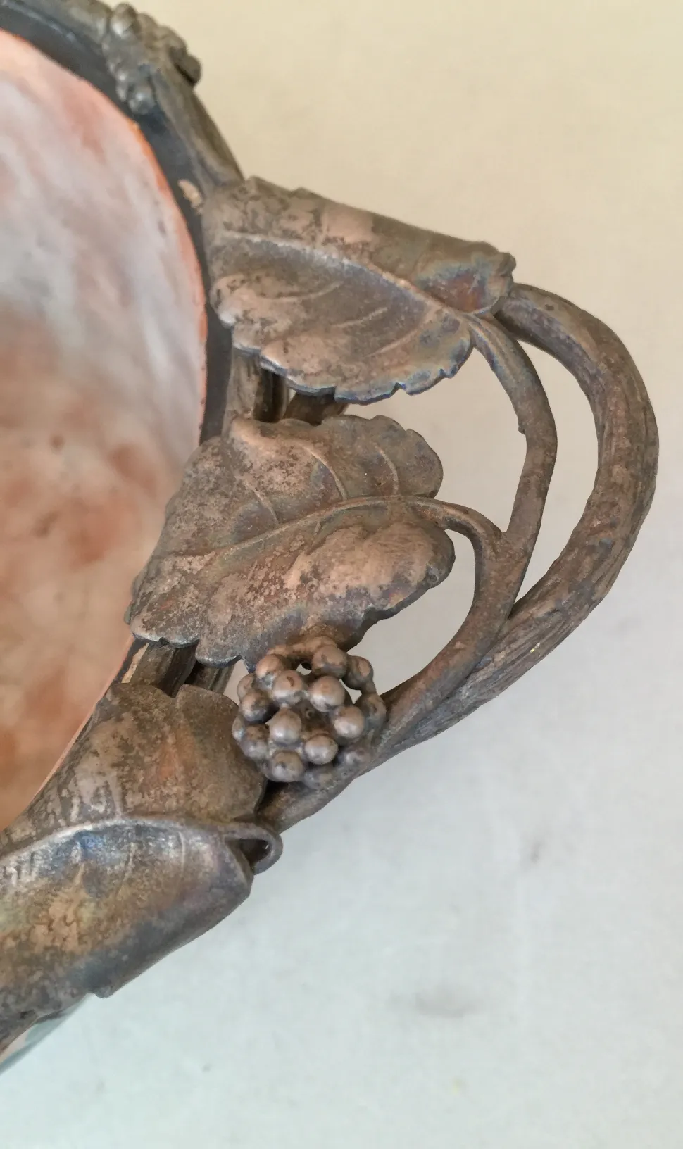 céramique ancienne avec décoration de feuilles et grappes dans un cadre neutre