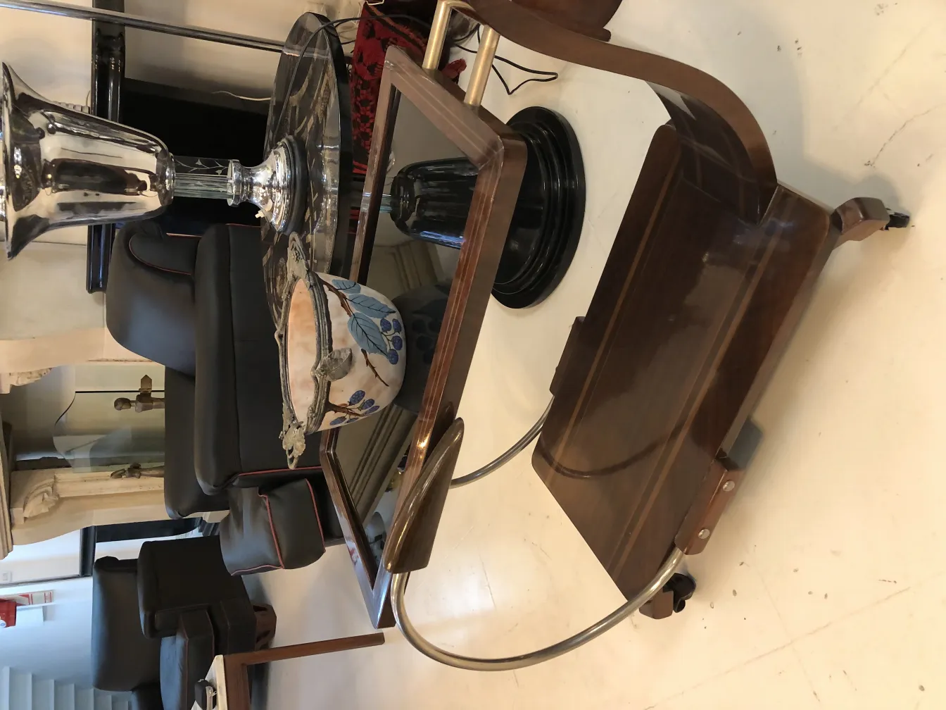 Vaso in ceramica antiquaria con decorazioni blu e marroni, circondato da mobili eleganti