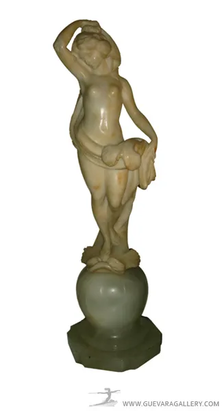 sculpture ancienne de figure féminine sur base ovale