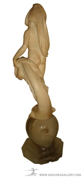 Antike Skulptur einer Frau mit eleganten Details auf einer kugelförmigen Basis