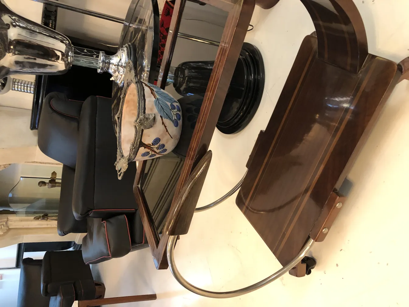 自然の模様と花で装飾された古い陶器がテーブルの上にあります。