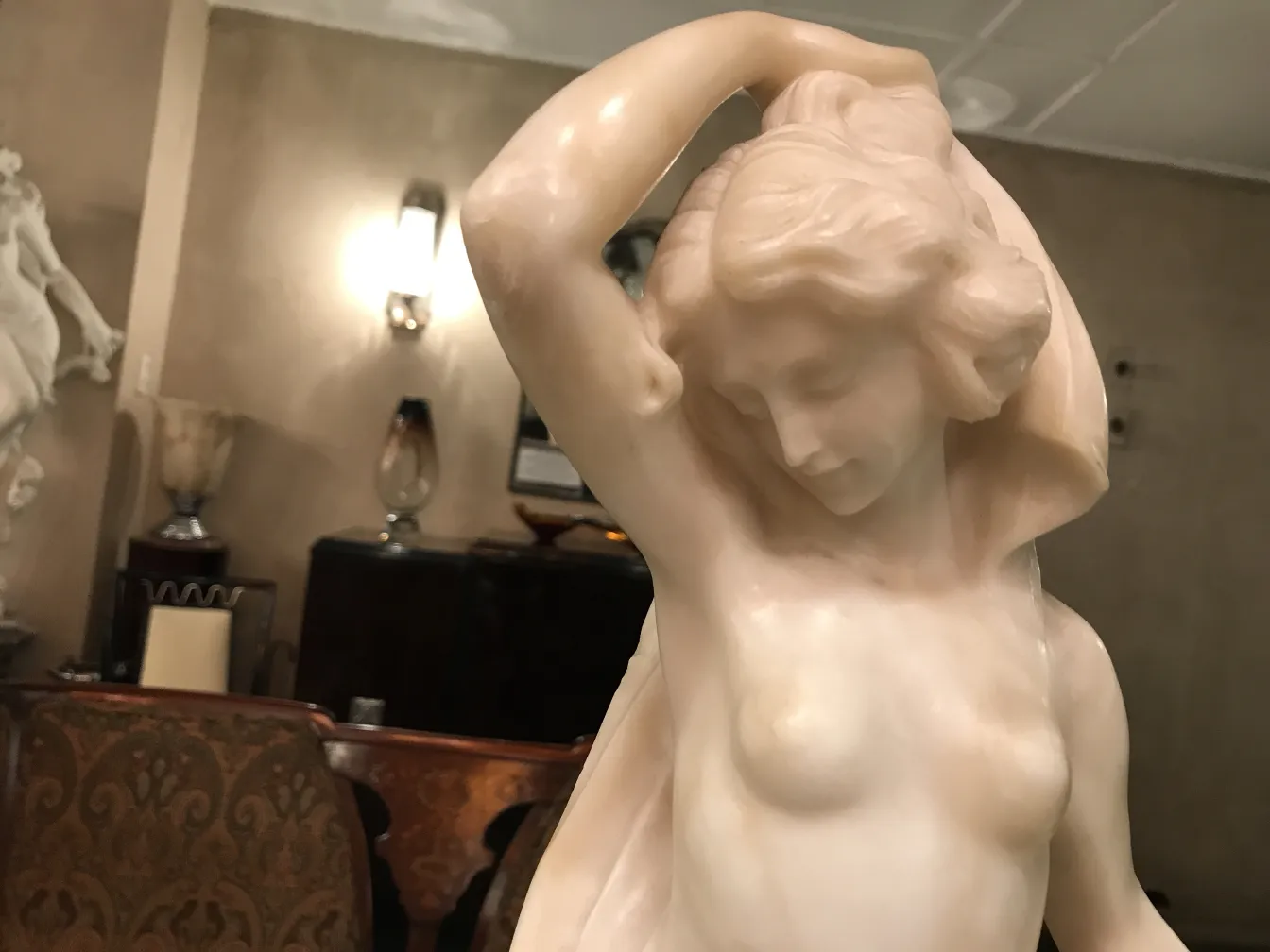 Escultura antigua con detalles delicados, fondo elegante