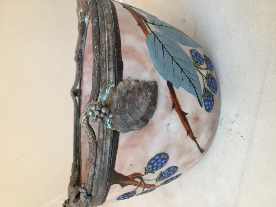 antike Keramik mit blauen Blüten und grünen Blättern im eleganten Stil