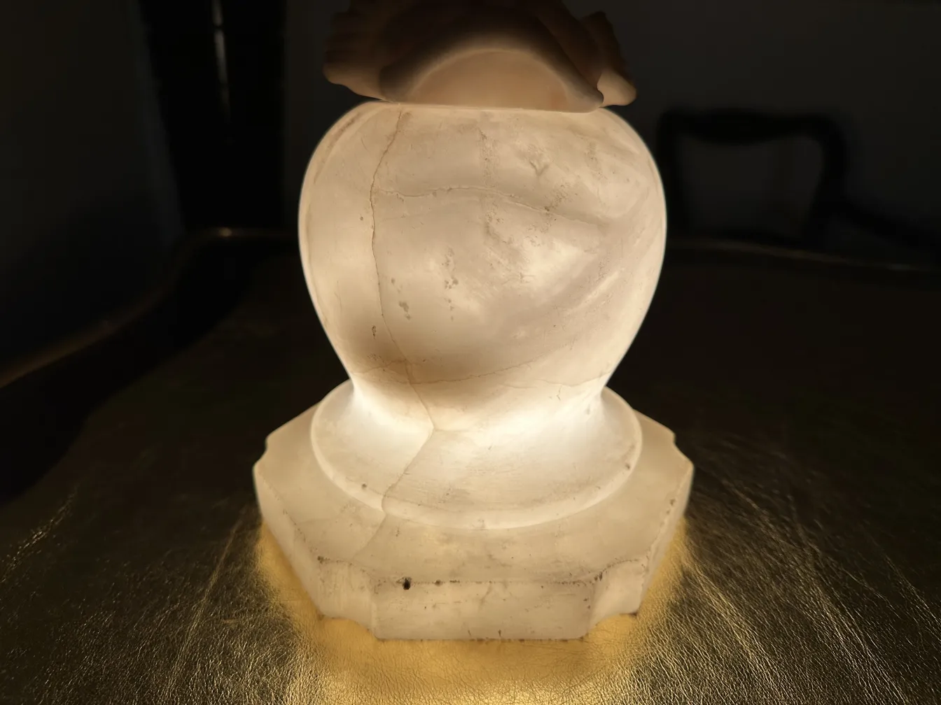Antike Porträt-Skulptur aus Alabaster mit achteckiger Basis, beleuchtet