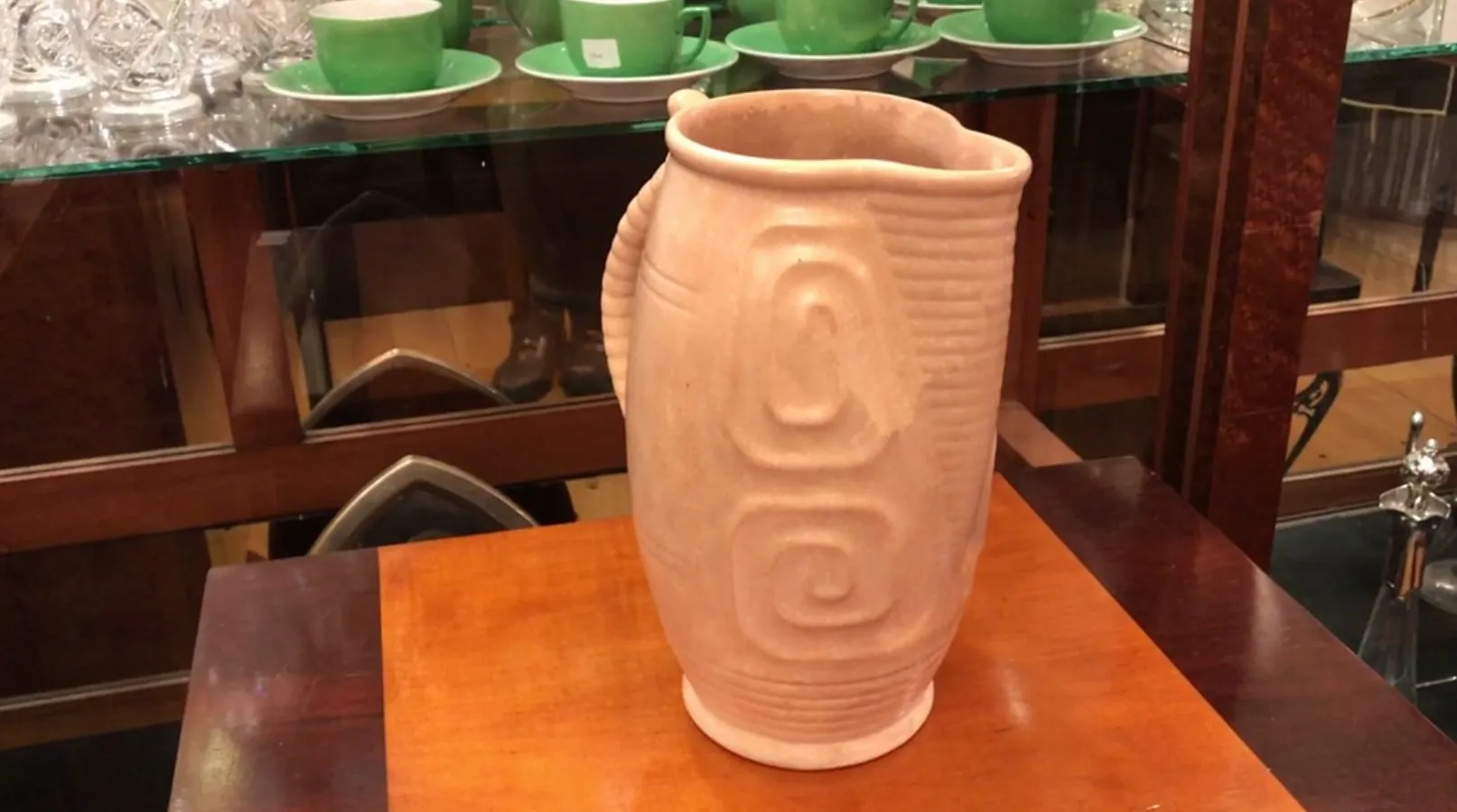 Giara antica in ceramica con rilievi e texture