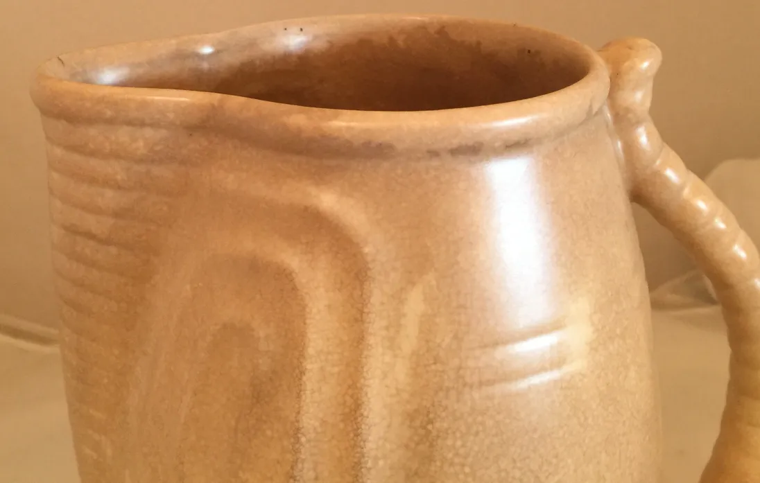 有纹理的古老陶瓷壶