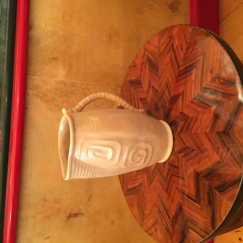 vase en céramique ancienne décoratif sur une table en bois