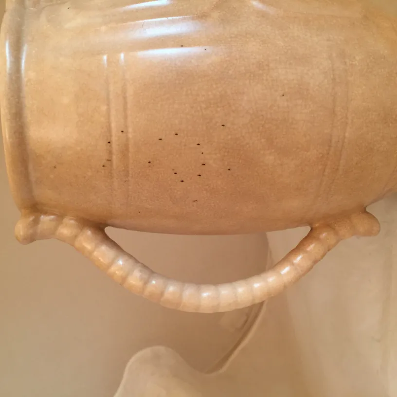 Ancienne céramique de mate avec un design délicat et clair, visible dans un environnement frais.