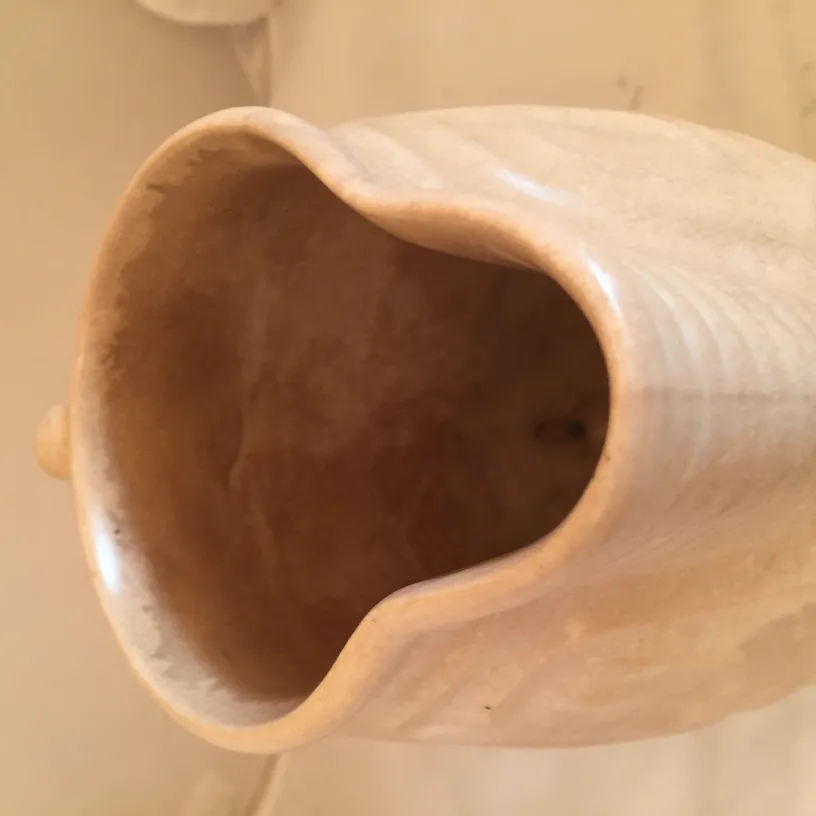 独特で滑らかな形の古い陶器の壷.