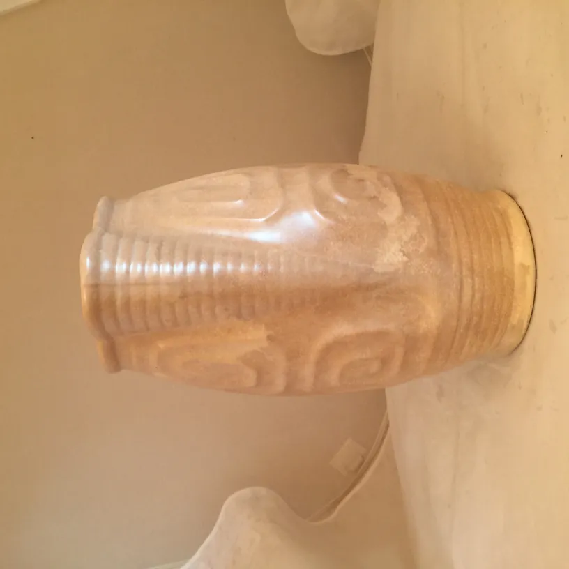 vase antique en céramique avec décorations subtiles