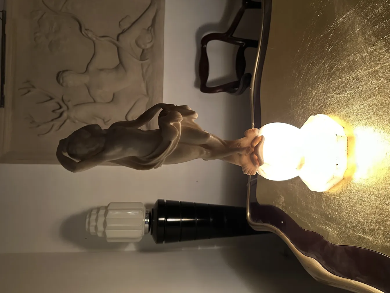 antike figürliche Skulptur auf einem beleuchteten Tisch