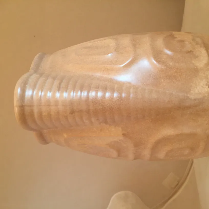 Cerâmica antiga decorativa com padrões suaves e cor clara