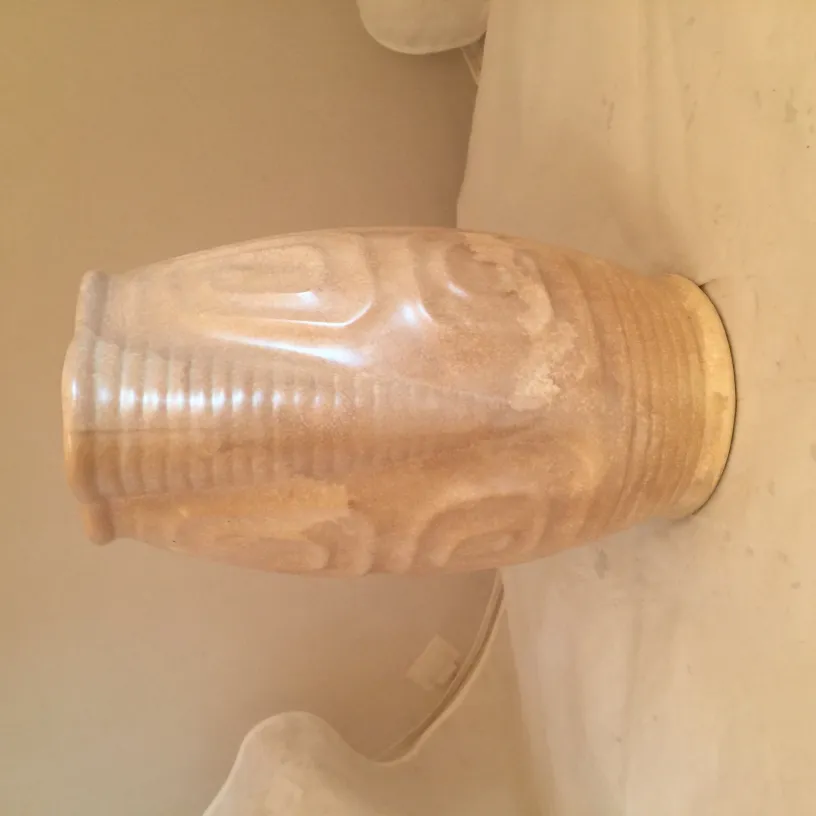 彫刻デザインの古い装飾的な陶器が中立的な環境で展示されています。