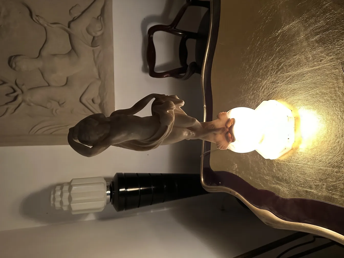 우아한 환경에 있는 고전 decorative 여성 조각