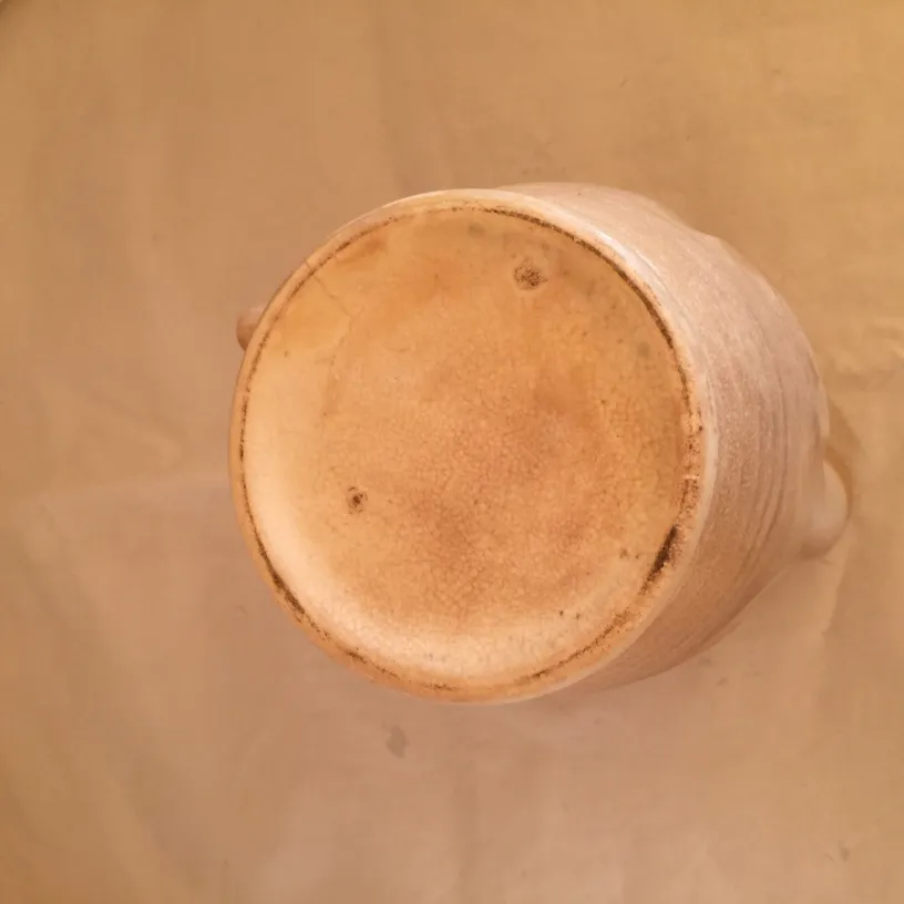 古い陶器の下からの視点、詳細が見える