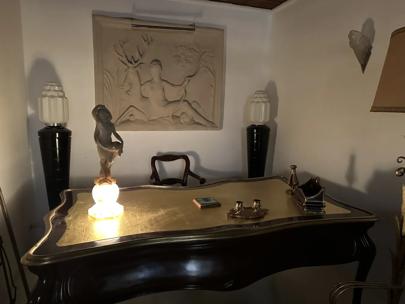 escultura antigua con detalle elegante, luz suave