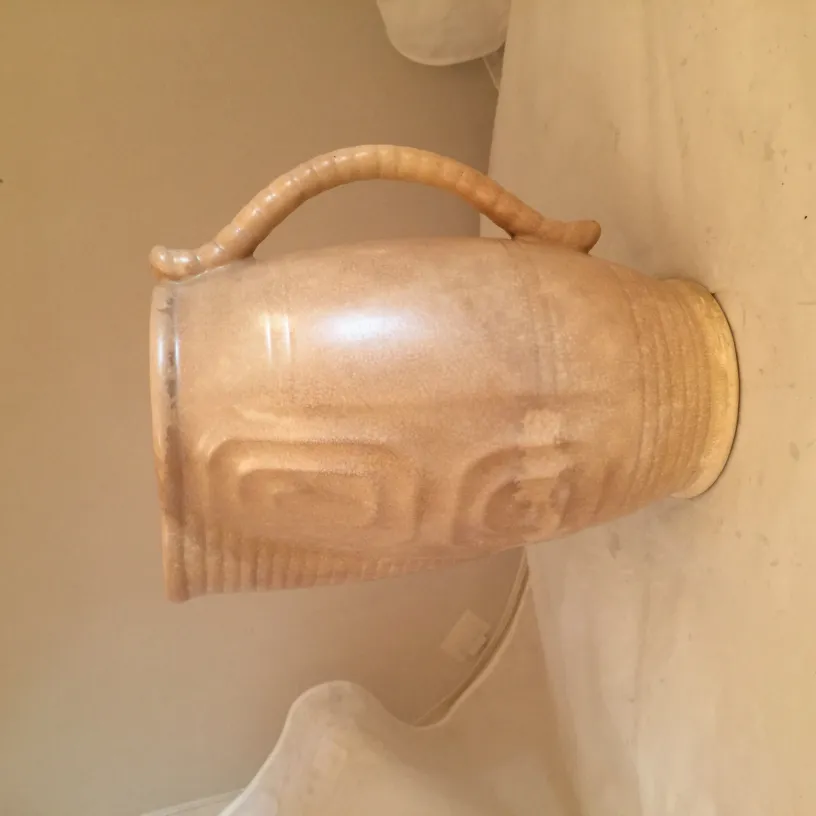 Jarre en céramique ancienne avec motif en relief