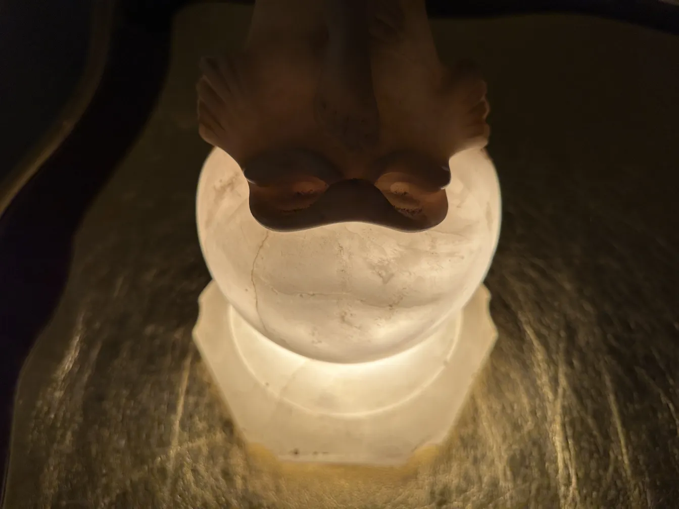 古老的雕塑带发光底座，显示出细节