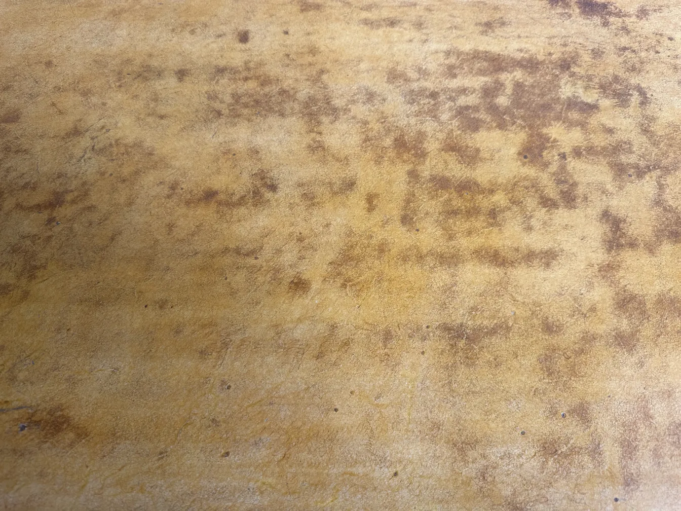 古い茶色のデスクで表面が摩耗している