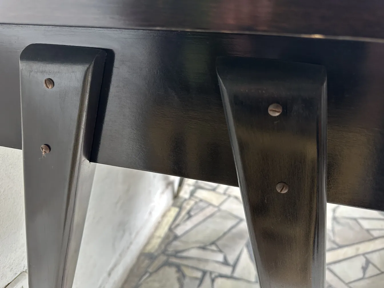 Alter Tisch mit schwarzen Beinen, Wohnumgebung