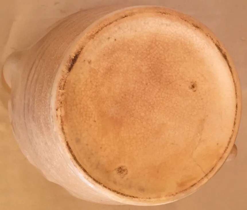 ひび割れた質感の古い陶器の底