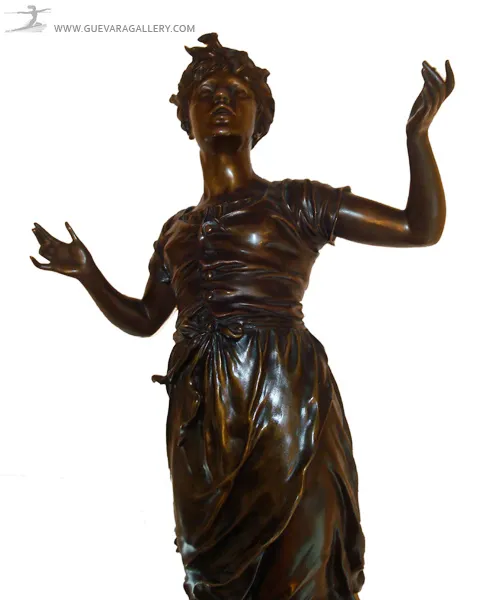 sculpture ancienne k sterrer wien d'une figure féminine avec des détails élégants